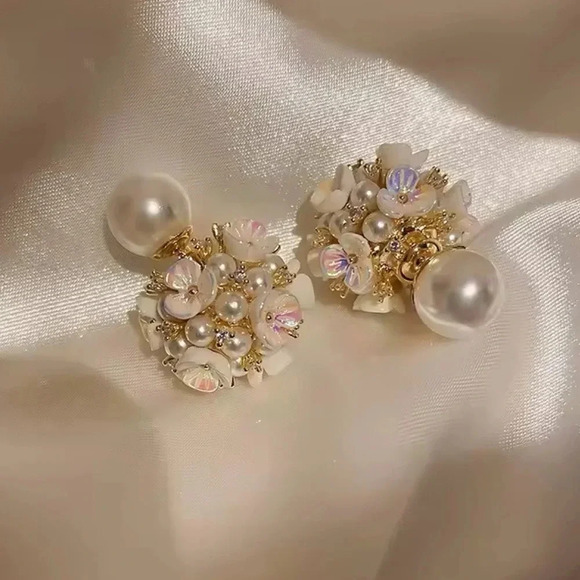 Perla White Shell Flower Stud Earrings - Picture 3 of 13